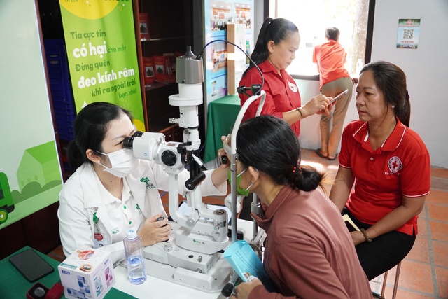 TP.HCM: Khám mắt và phát thuốc cho hơn 300 bệnh nhân khó khăn - Ảnh 1.