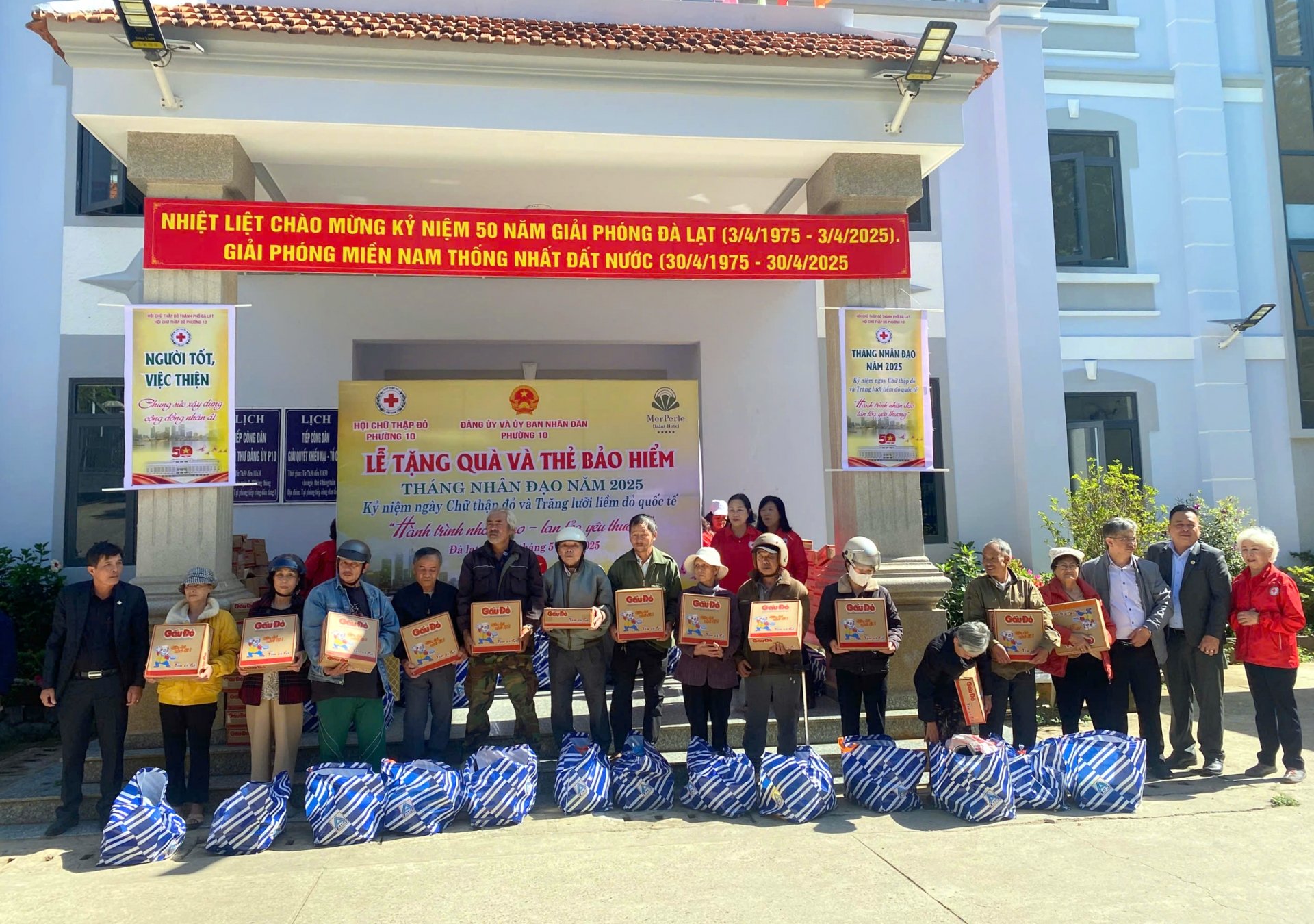 Trao tặng quà cho các gia đình còn khó khăn tại Phường 10 Đà Lạt
