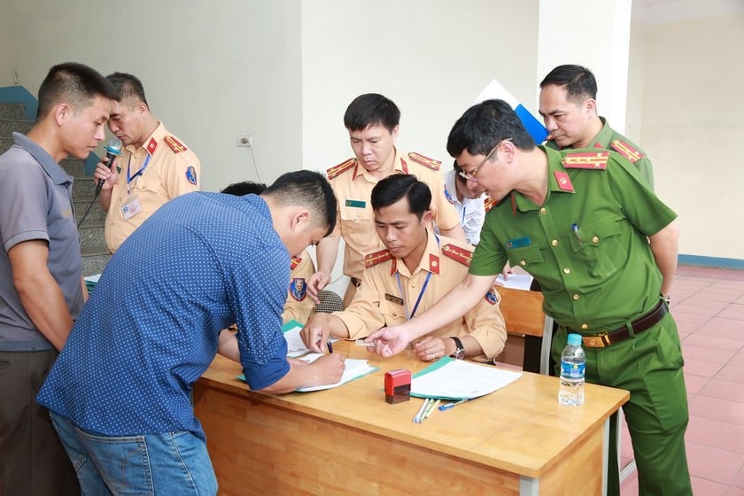 Thí sinh làm thủ tục với lực lượng cảnh sát giao thông trước khi thi.