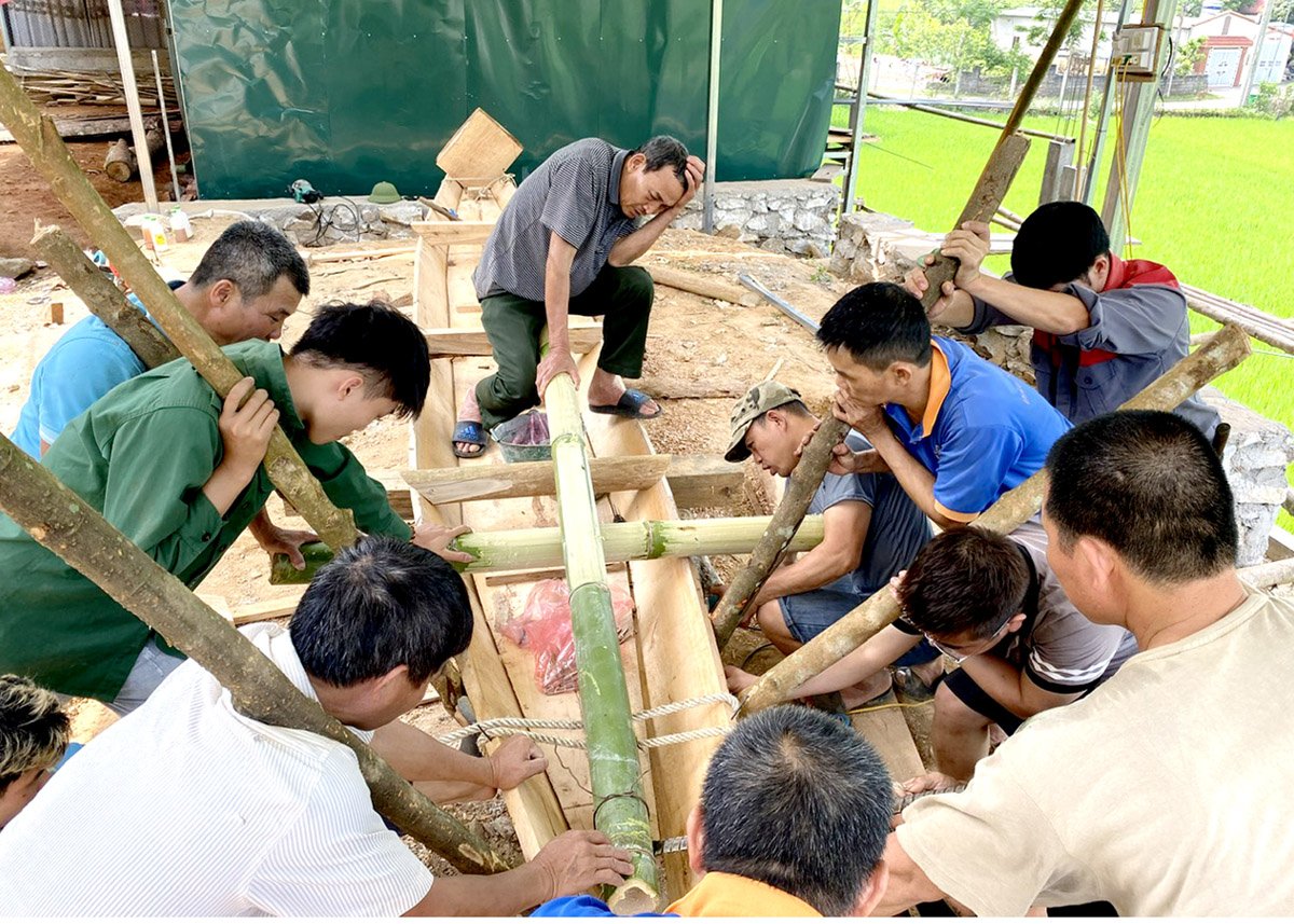 Quá trình đóng thuyền của người dân thôn Tân Tiến đòi hỏi sự cầu kỳ, cẩn thận.
