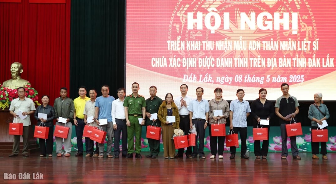 các thân nhân liệt sĩ nhận quà.