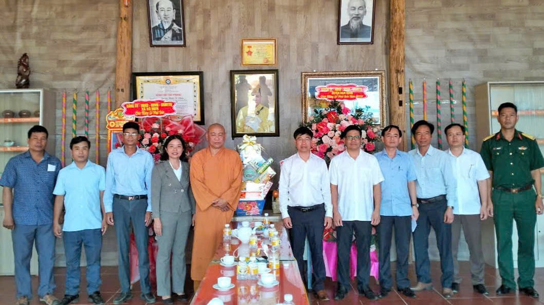 Đồng chí Nguyễn Văn Châu - Bí thư Huyện ủy cùng đoàn thăm chúc mừng chùa Phước Sơn, xã Rô Men
