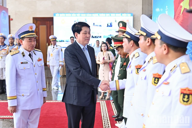 [Foto] Präsident nimmt am 70. Jahrestag der Gründung der Vietnamesischen Volksmarine teil Foto 2