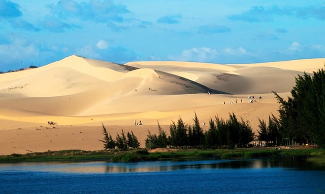 “Tiểu Sahara” Bàu Trắng Bình Thuận hút khách nhờ hiệu ứng "Lật Mặt 8"- Ảnh 1.