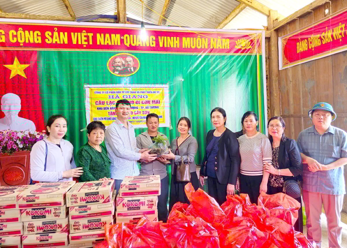 Mười nghìn cây sơn ta được trao tặng cho các hộ nghèo, cận nghèo thôn Pờ Chừ Lủng.