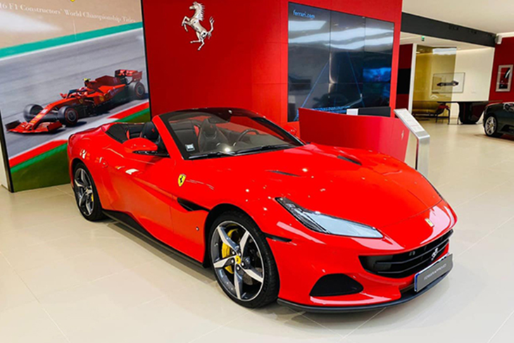 Ferrari Portofino cũng tương tự như California chỉ có duy nhất 1 biến thể mui trần, và nóc nhà là loại mui xếp cứng, rất thời trang, cũng như tiện lợi, không lo thời gian dài sử dụng, sẽ bị biến dạng và xuống cấp như là mui xếp mềm.