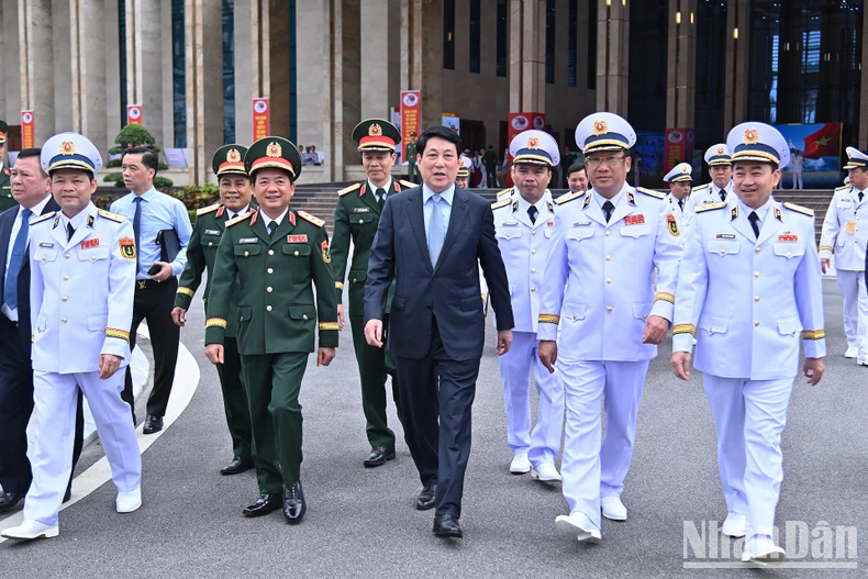 [Foto] Präsident nimmt am 70. Jahrestag der Gründung der Vietnamesischen Volksmarine teil Foto 4