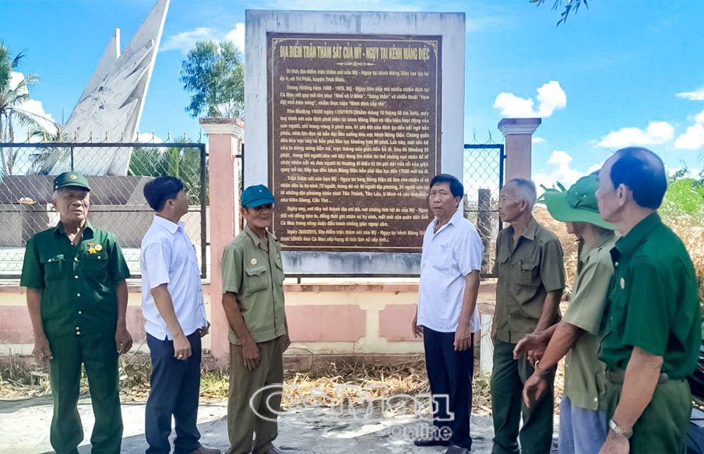 Veteranos visitan el lugar de la masacre títere estadounidense en Lung Mang Diec.
