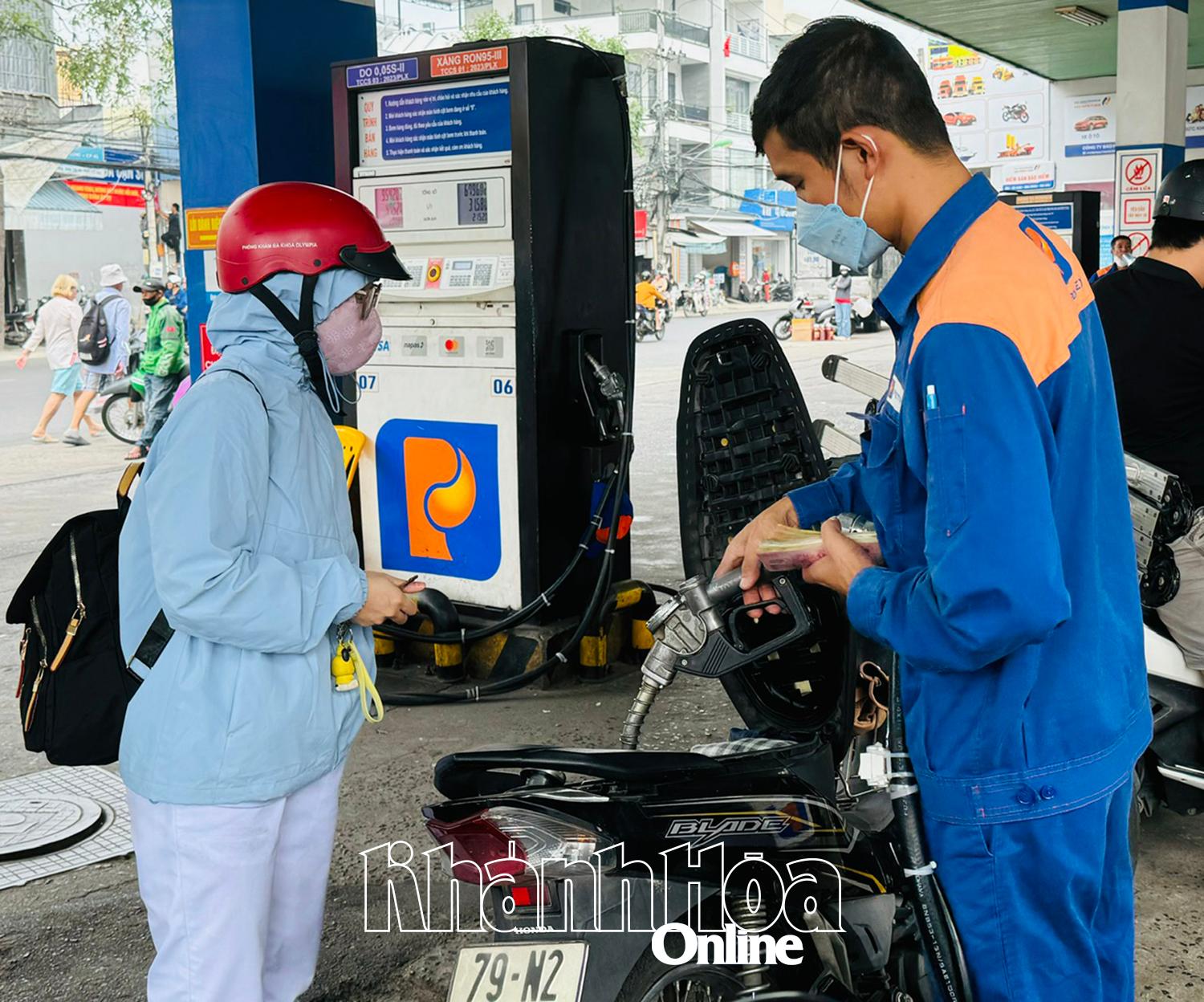 Người dân đổ xăg ở Nha Trang.