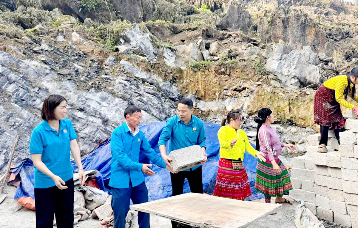 Đoàn viên công đoàn huyện Yên Minh chung tay hỗ trợ hộ nghèo xã Sủng Thài xoá nhà tạm, nhà dột nát.