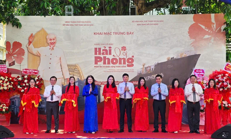 Trưng bày chuyên đề "Khắc ghi lời Bác, Hải Phòng-Niềm tin và khát vọng vươn mình" ảnh 3