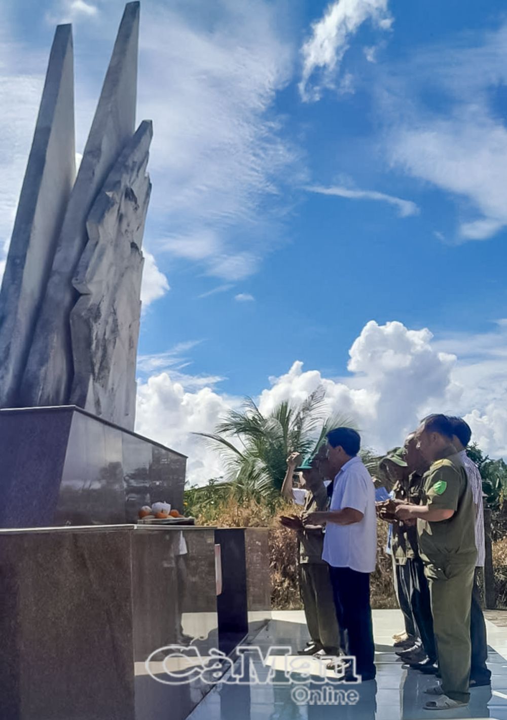 Los veteranos vienen a quemar incienso en el Memorial el 30 de abril de 2025.