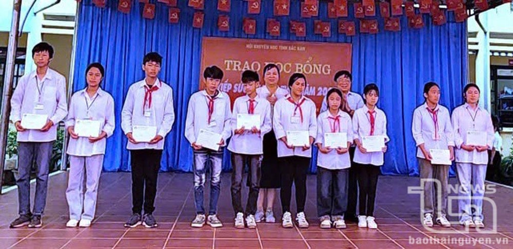 Lãnh đạo Hội Khuyến học tỉnh Thái Nguyên trao học bổng tặng 10 em học sinh tiêu biểu vượt qua khó khăn, tích cực vươn lên trong học tập, rèn luyện thuộc Trường THCS và THPT Quảng Khê.
