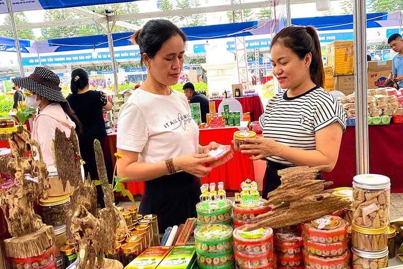Gian hàng của Liên minh HTX tỉnh Quảng Bình có các sản phẩm OCOP được giới thiệu đến người tiêu dùng