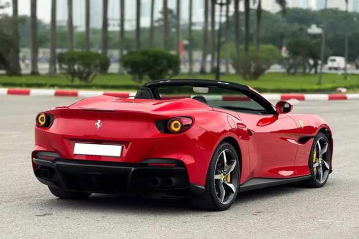 Thực tế rằng có đến 2 chiếc siêu xe mui trần Ferrari Portofino M tại Việt Nam, cả 2 đều mang màu đỏ, nên rất khó để phân biệt, điểm khác nhiều nhất chính là kẹp phanh của 2 xe, 1 chiếc có màu đỏ, xe còn lại được sơn màu vàng bắt mắt.