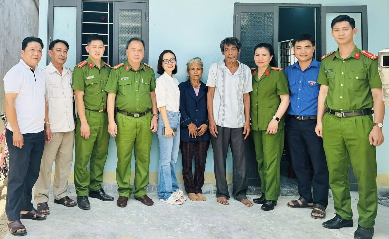 Các đơn vị bàn giao nhà cho gia đình ông La Lan Sơn. Ảnh: CTV