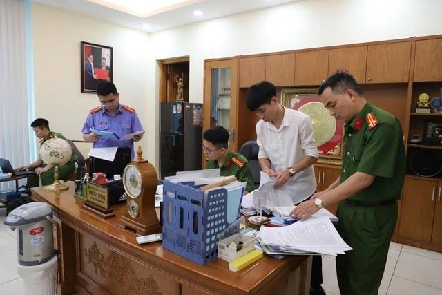 Công an khám xét tại phòng làm việc của bị can. ẢNH: CACC