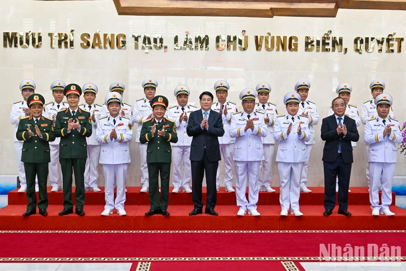 [Foto] Präsident nimmt am 70. Jahrestag der Gründung der Vietnamesischen Volksmarine teil Foto 3