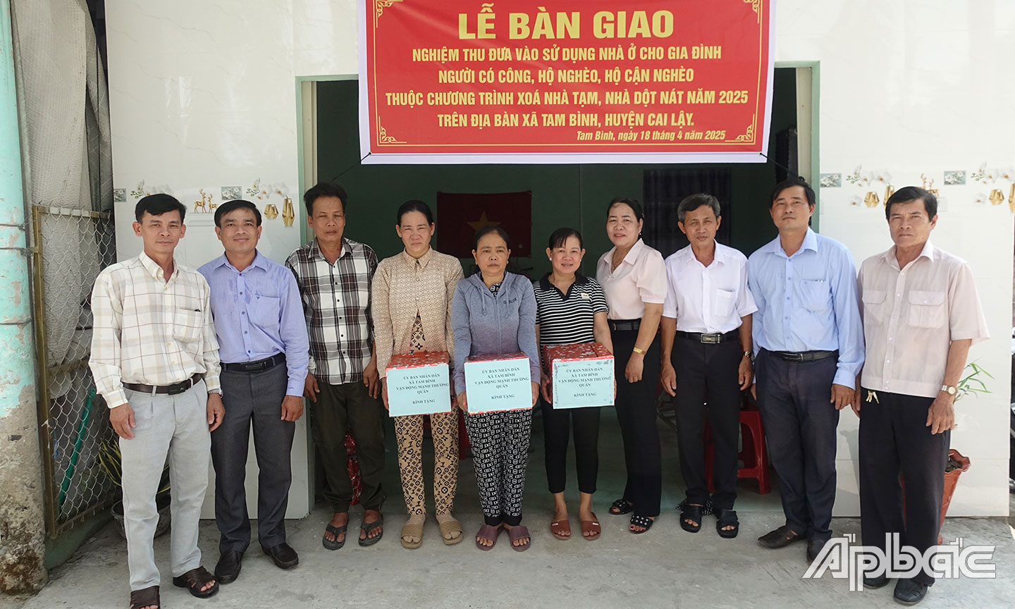 Bàn giao nhà thuộc Chương trình xóa nhà tạm, nhà dột nát tại xã Tam Bình.