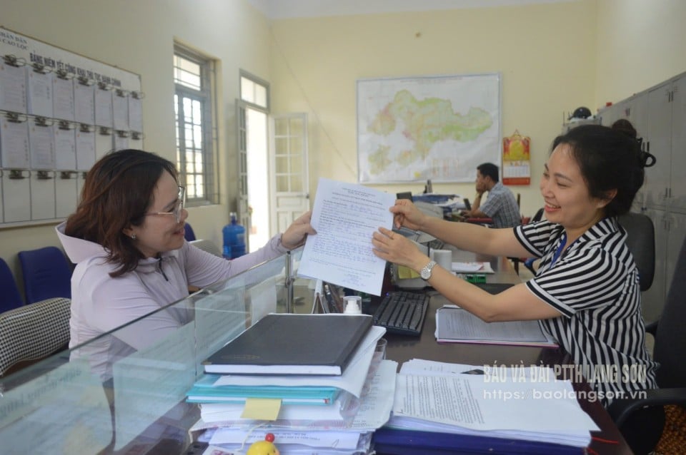 Công chức bộ phận "một cửa" UBND thị trấn Cao Lộc, huyện Cao Lộc hướng dẫn người dân chuẩn bị thành phần hồ sơ thủ tục lĩnh vực tư pháp - hộ tịch