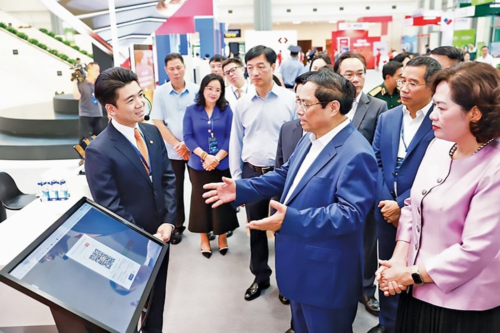 Thủ tướng Phạm Minh Chính tham quan gian hàng triển lãm chuyển đổi số ngành Ngân hàng
