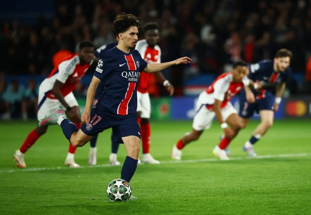 La afición critica a la estrella del PSG por un penalti fallado - 2