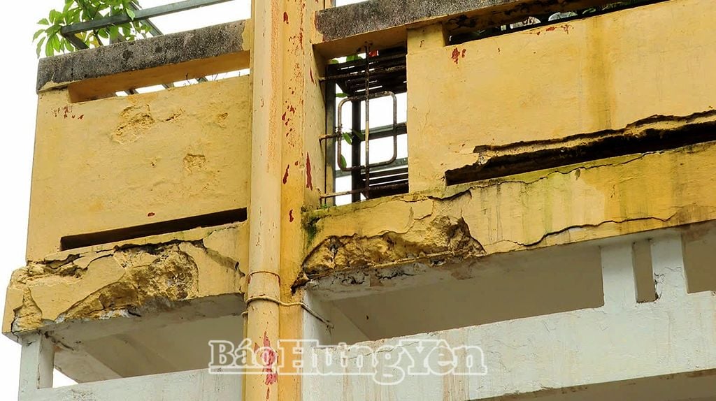 Một đoạn lan can được xây bằng bê tông đã bị nứt, trơ cốt thép