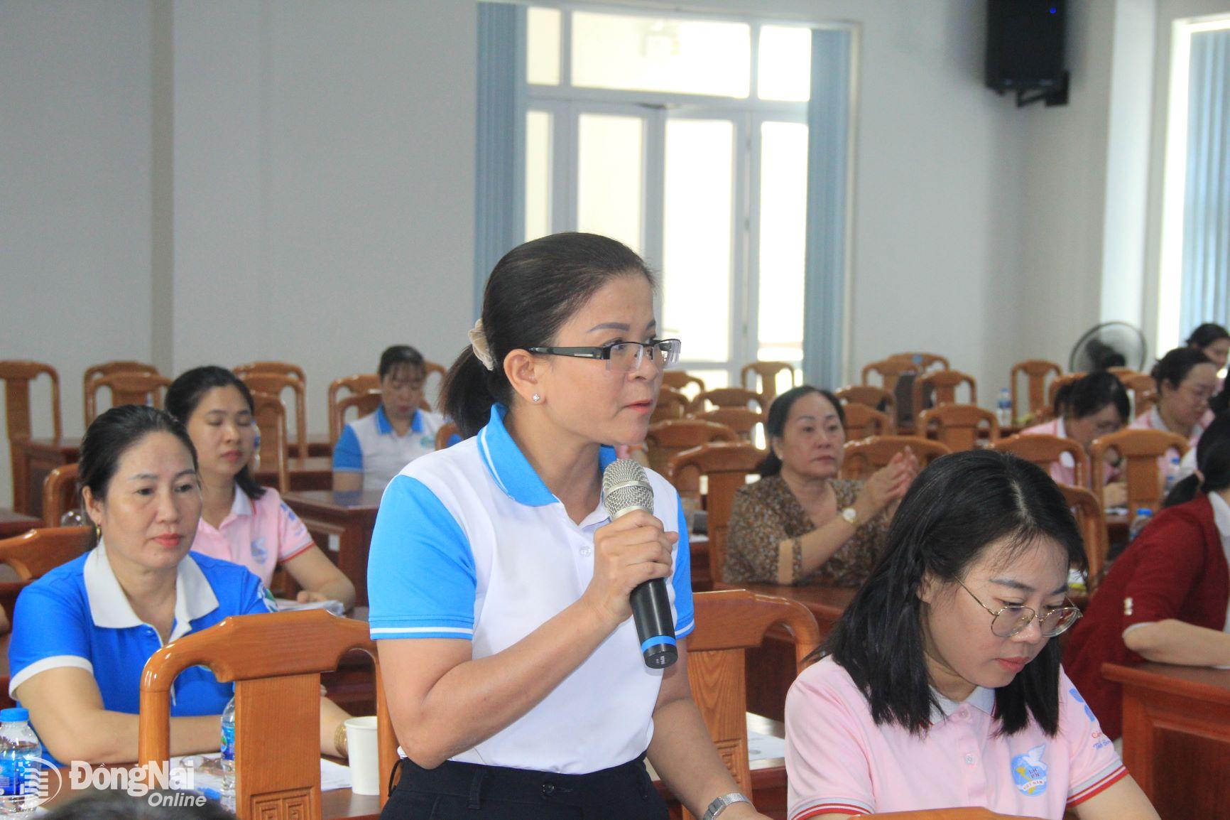 Đại diện Hội Liên hiệp phụ nữ thành phố Biên Hòa tham gia ý kiến tại tọa đàm. Ảnh: Nga Sơn