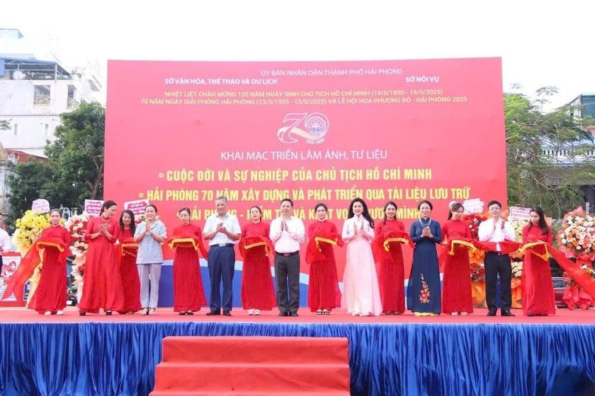 Lãnh đạo thành phố cắt băng khai mạc buổi lễ