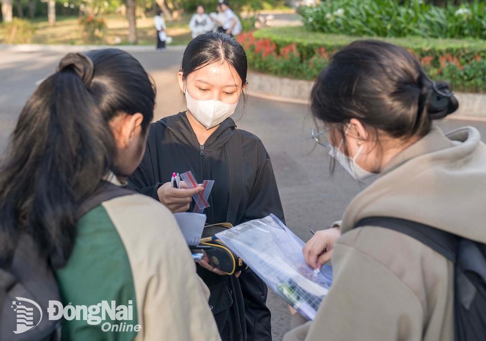 បេក្ខជន​ចូលរួម​ការ​ប្រឡង​វាយ​តម្លៃ​សមត្ថភាព​ឆ្នាំ ២០២៥ ជុំ​ទី ១ នៅ​កន្លែង​ប្រឡង​សាកលវិទ្យាល័យ Eastern University of Technology។ រូបថត៖ DVCC