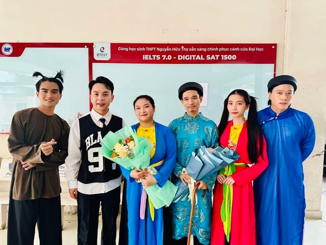 Hát "Bác đang cùng chúng cháu hành quân", ca sĩ Viết Thu được cổ vũ - Ảnh 5.