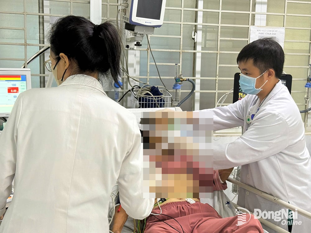 Bệnh nhân bị nhồi máu cơ tim được cấp cứu tại Bệnh viện Đa khoa khu vực Long Khánh. Ảnh: Bích Nhàn