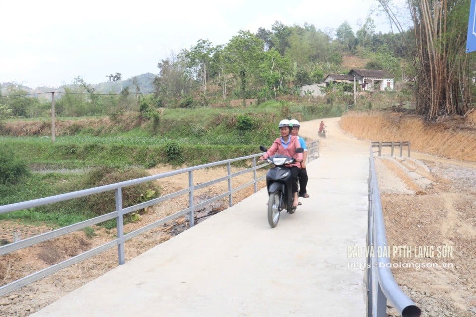 Người dân đi lại thuận tiện trên cây cầu dân sinh xóm Bản Vèn, thôn Hai  mới được xây dựng (Ảnh chụp tháng 4/2025)