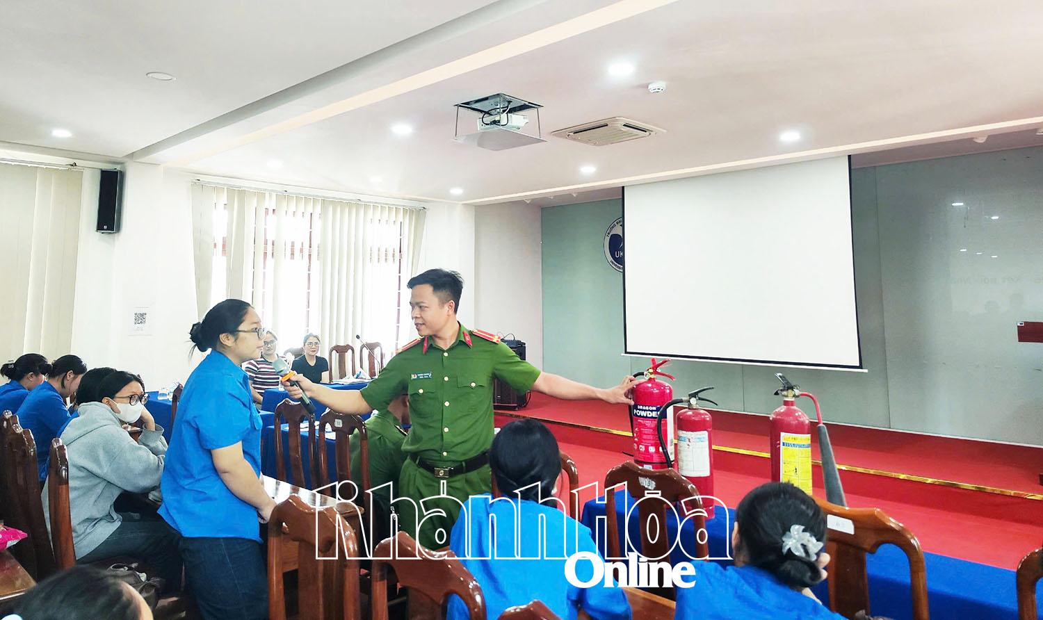Các sinh viên được hướng dẫn kỹ năng dập lửa bằng bình chữa cháy