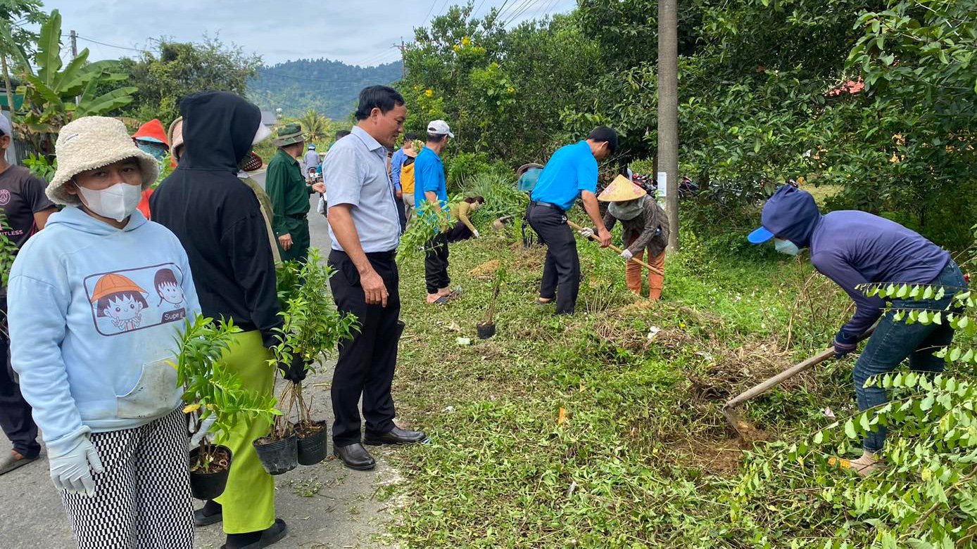 Lực lượng đoàn thể cùng người dân thôn Bình An, xã Hà Lâm đã đồng loạt ra quân trồng hoa 
trên tuyến đường chính của thôn
