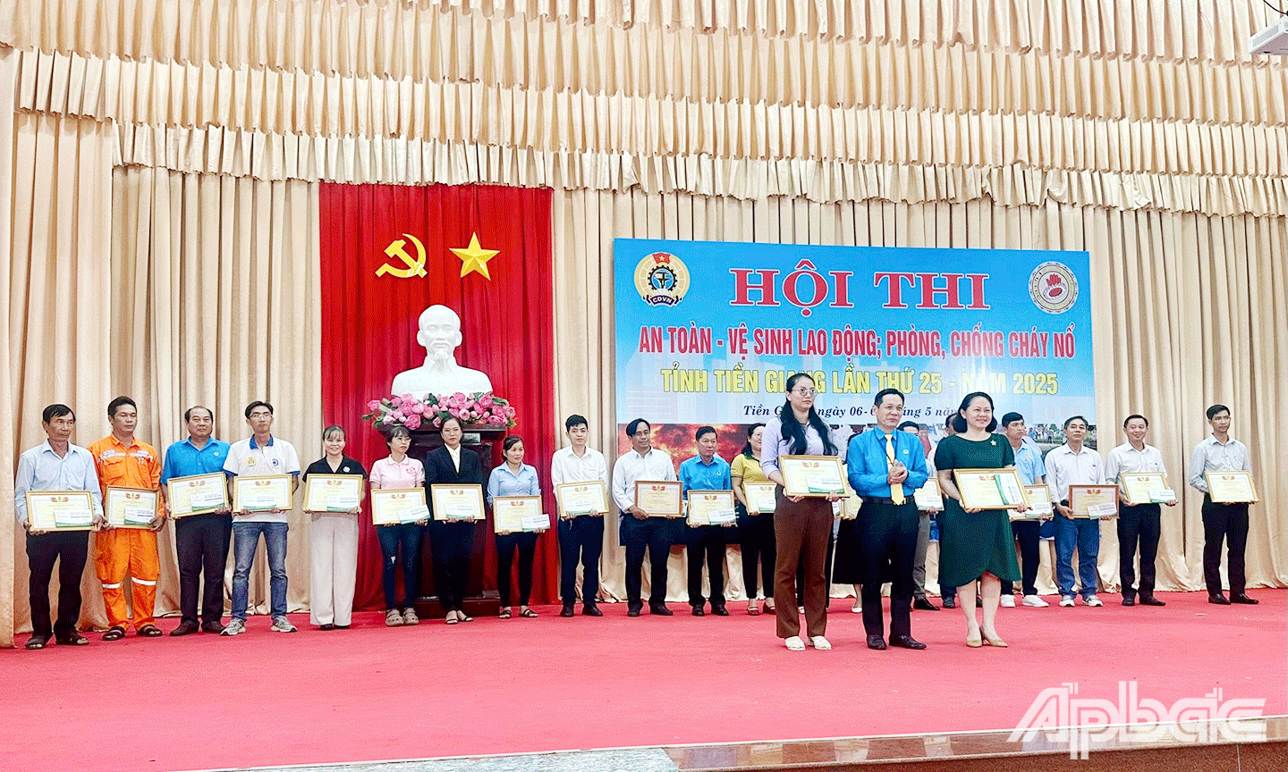 Chủ tịch Liên đoàn Lao động tỉnh Tiền Giang Lê Minh Hùng trao giải cho các đơn vị