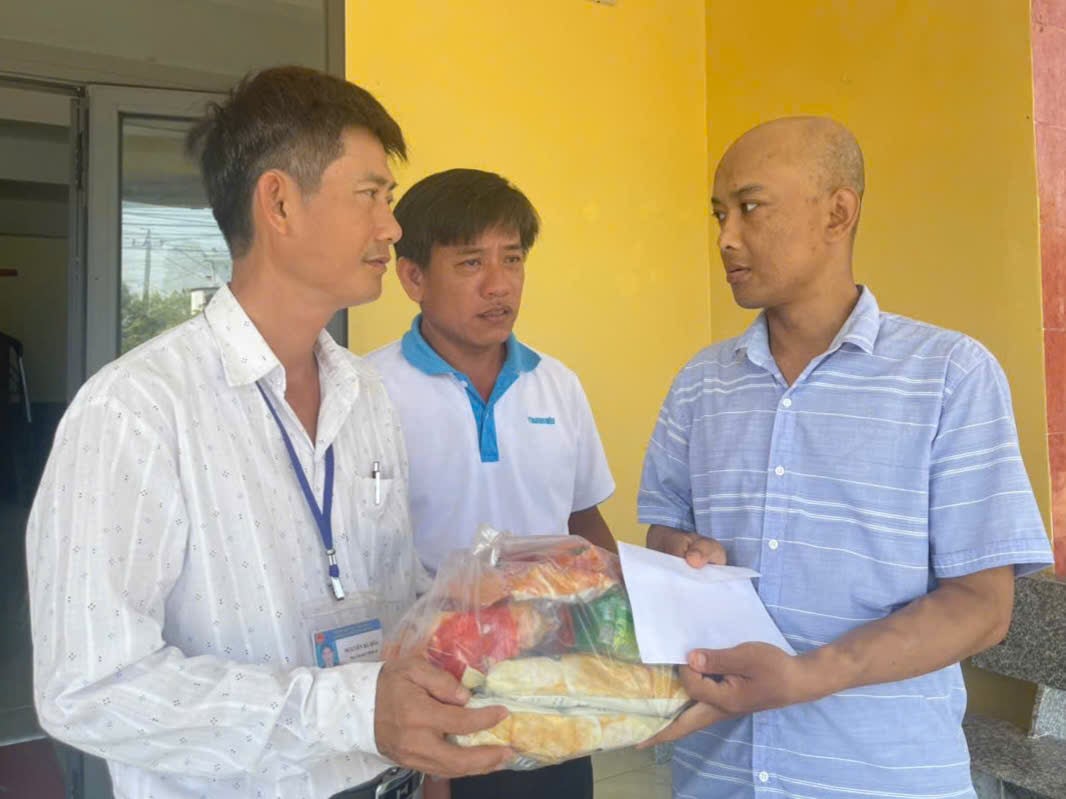Ông Nguyễn Bá Hòa, Phó Chủ tịch UBND xã đã trao 17,6 triệu đồng của bạn đọc Báo Thanh Niên và quà của Báo Phú Yên giúp anh Văn Tấn Duyệt. Ảnh: KIM LIÊN