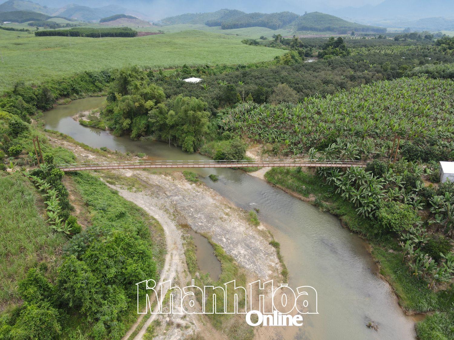 Cầu treo tại xã Khánh Nam (huyện Khánh Vĩnh). Ảnh: VĨNH THÀNH