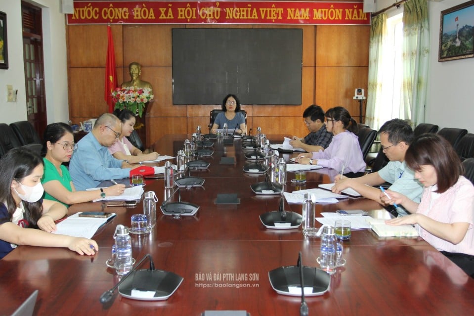 Các thành viên Ban Tổ chức, Ban Giám khảo tại cuộc họp