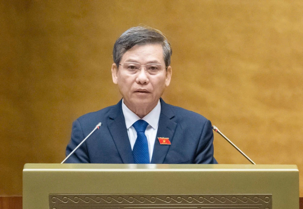 Chánh án Tòa án nhân dân tối cao Lê Minh Trí trình bày tờ trình dự án Luật sửa đổi, bổ sung một số điều của Luật Tổ chức Tòa án nhân dân, sáng 8-5. Ảnh VIẾT CHUNG.jpg