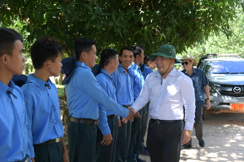 Ông Lê Trung Hồ - Phó Chủ tịch UBND tỉnh, Trưởng Ban Chuyên trách tỉnh Kiên Giang đến thăm cán bộ, chiến sĩ Đội K92 đang thực hiện nhiệm vụ trên địa bàn tỉnh Koh Kong