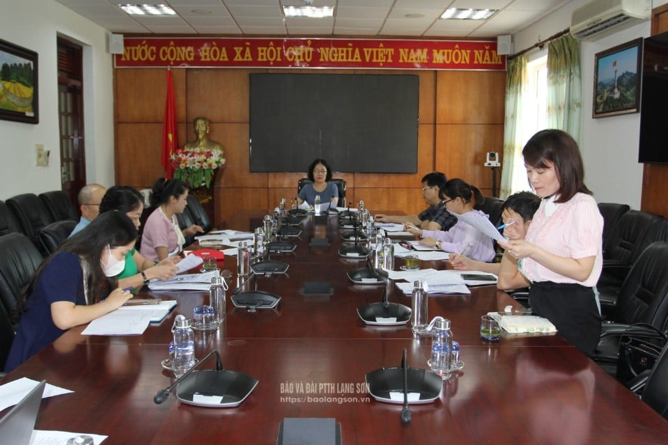 Thành viên Ban Giám khảo đóng góp ý kiến tại cuộc họp