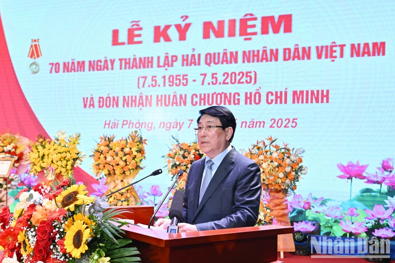 [Foto] Präsident nimmt am 70. Jahrestag der Gründung der Vietnamesischen Volksmarine teil Foto 10