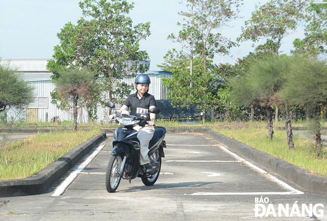 Người dân thực bài thi thực hành trong kỳ sát hạch. Ảnh: PHƯỚC AN