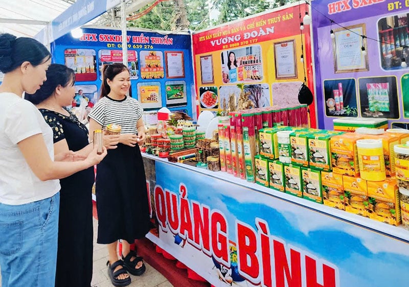 Gian hàng của Liên minh Hhợp tác xã tỉnh Quảng Bình tại hội chợ thương mại.