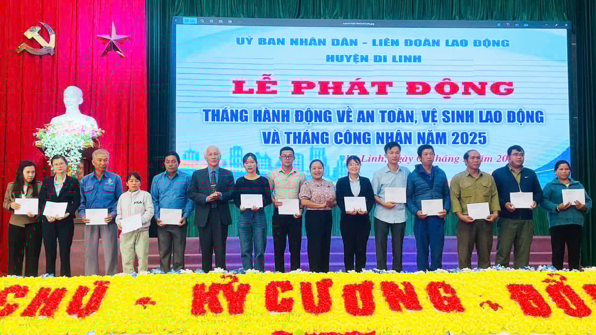 Liên đoàn Lao Động huyện Di Linh trao 20 suất quà cho các công nhân có hoàn cảnh khó khăn 
