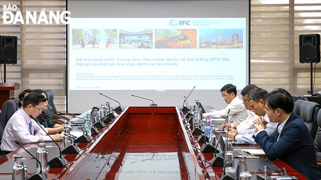 Lãnh đạo UBND thành phố làm việc với Bộ phận tư vấn các định chế tài chính khu vực châu Á và Thái Bình Dương, Tổ chức Tài chính quốc tế (IFC) nhằm tham vấn kinh nghiệm xây dựng trung tâm tài chính. Ảnh: M.QUẾ	