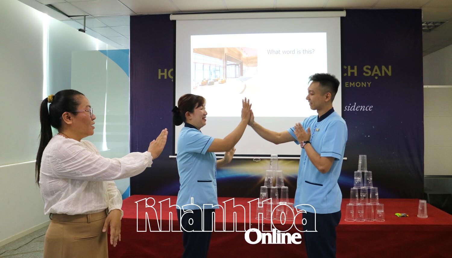 សមាជិកក្លឹបបានចូលរួមយ៉ាងរីករាយក្នុងហ្គេមជាភាសាអង់គ្លេស។