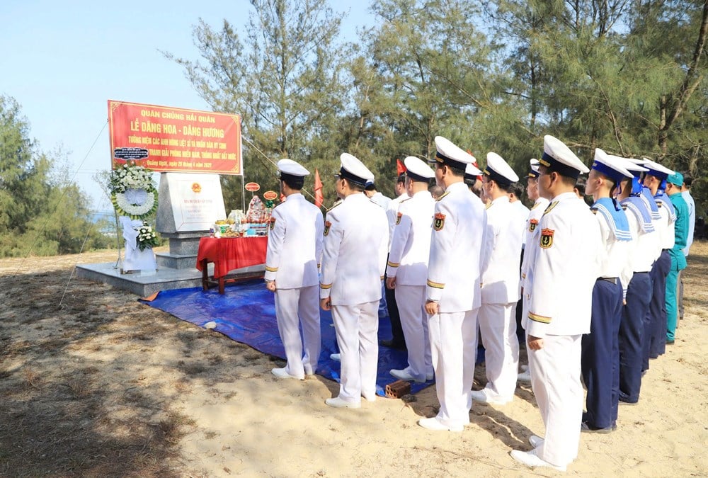 Vùng 3 Hải quân dâng hương tại Di tích Bến tàu không số Đức Phổ - ảnh 3
