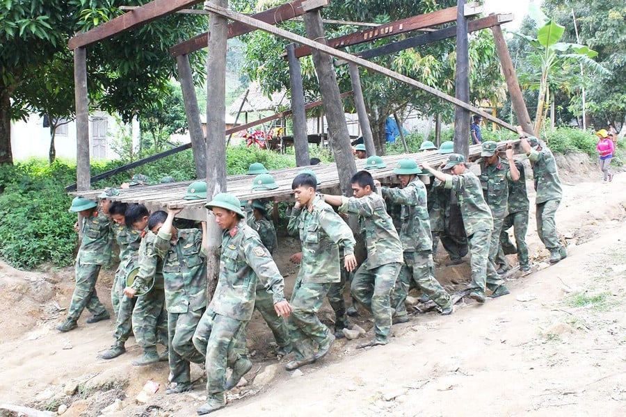 2t-luc-luong-bo-doi-thuoc-trung-doan-1-su-doan-2-giup-dan-di-doi-nha-o-tai-xa-dak-rong-huyen-kbang-anh-ngoc-minh.jpg